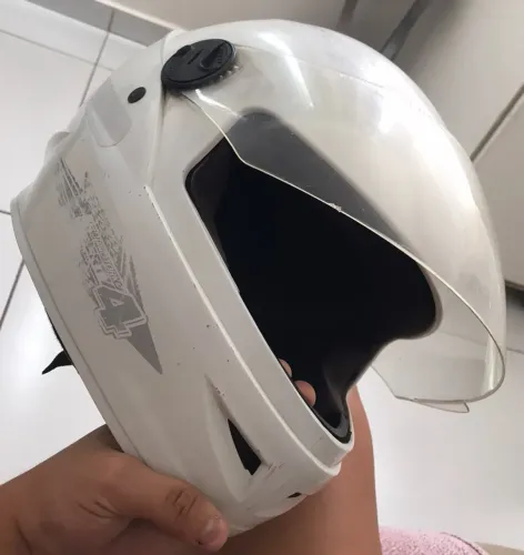 Capacete usado poucas vezes! Bem conservado