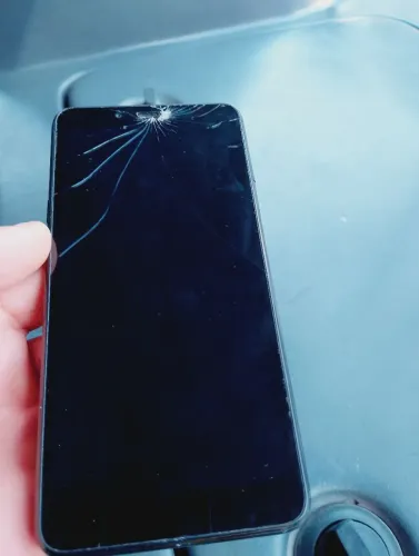 Celular LG, 16 giga, Obs; tela trincada