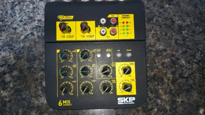 Mesa de som SKP Audio 6 canais