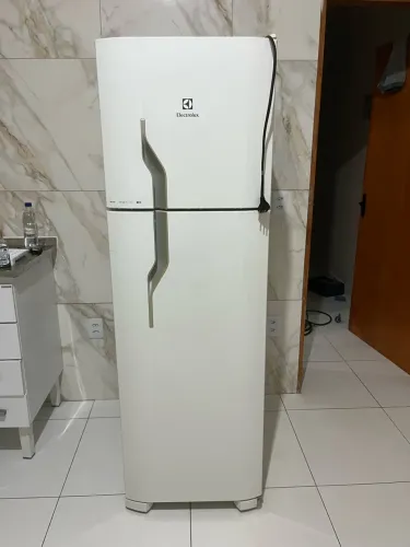 Geladeira Eletrolux Frost Free DF35A 261 litros
