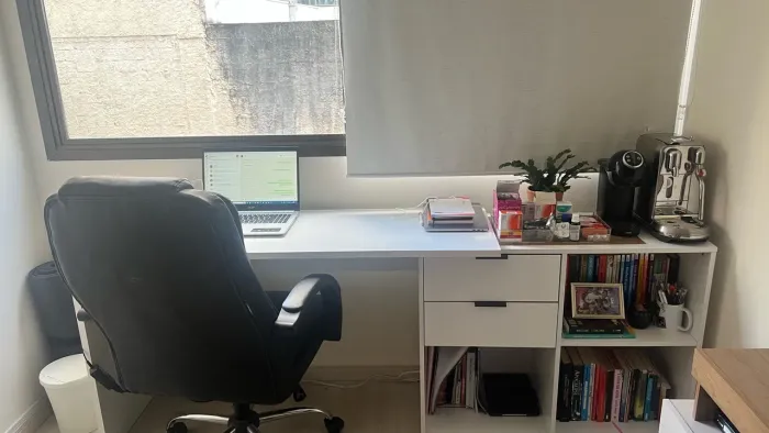 Escrivaninha Home Office Branca com Gavetas e Estante