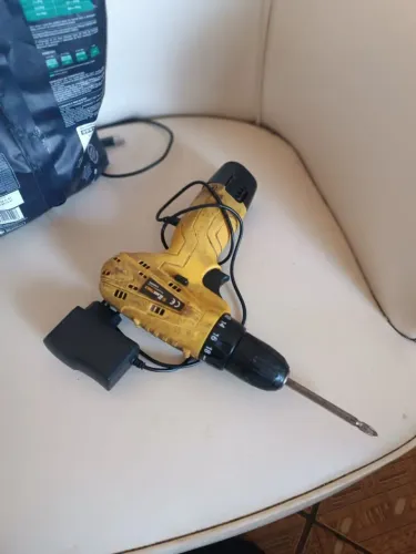 Furadeira parafusadeira elétrica de bateria, uma bateria e um carregador