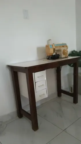 Móvel de madeira maciça, para máquina de costura reta. Singer