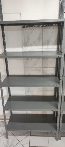 Estante de aço