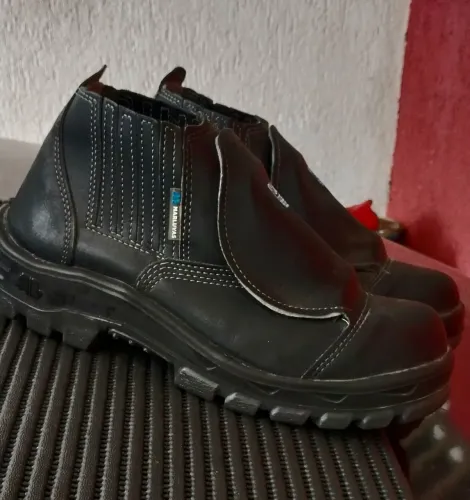 Bota de segurança Marluvas número 43 novo resistente a acido e óleo fervendo