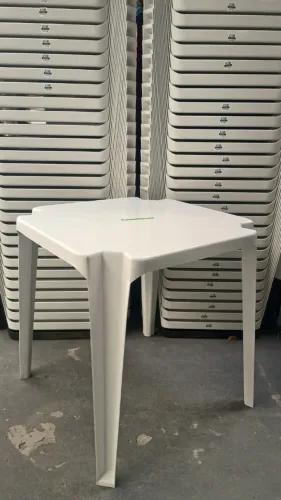 MESA DE PLÁSTICO.
