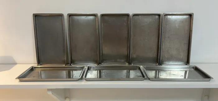 Bandeja original FAVA, em aço inoxidável, tamanho aproximado 22,5 × 13 cm.