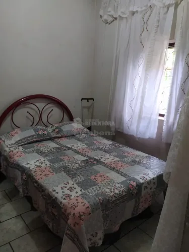 Boa Vista - Casa com 3 dorms, 1 wcs, 2 vagas,2 salas, forro em madeira, pisos em cimento e