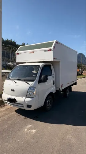 Kia bongo no baú com ar condicionado gelando