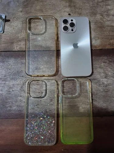 4 capas para iPhone 14 pro Max diversas usadas