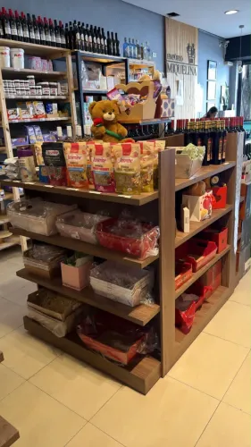Expositor de produtos de madeira