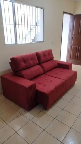 Sofá vermelho retrátil