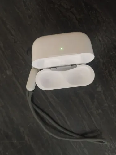 Estojo de carregamento para Apple AirPods Pro com um pequeno LED frontal visível.