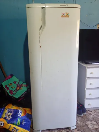 Vende 1 geladeira