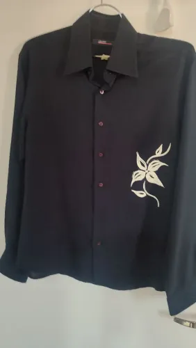 Vendo camisa Aramis manga longa cor preta, peça Exclusiva com bordado floral cor branca.  