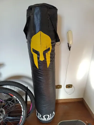 Saco de pancadas 1,80/1,60cm CHEIO 33kg (acompanha luvas)