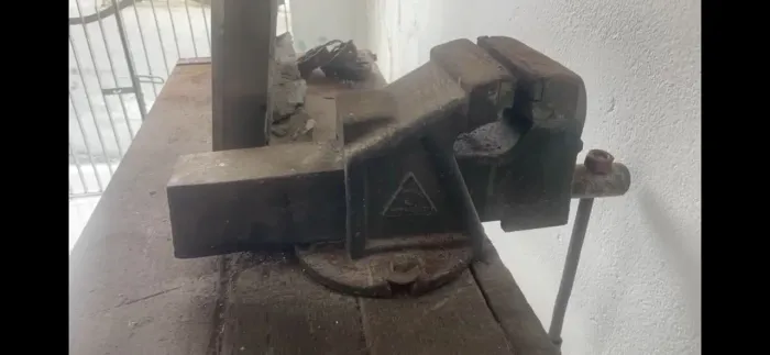 Vende-se bancada de ferro com morsa.