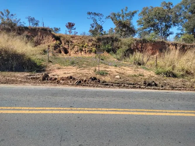 Lote na Avenida Doutor Albanor de Oliveira em Gouveia MG abaixo da Laura Confecções
