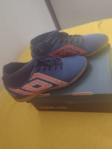 CHUTEIRA DE FUTSAL DA UMBRO 
