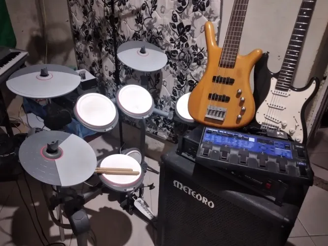 Troco instrumentos músicas. Não tenho interesse em vender motivo. Troco em uma picape