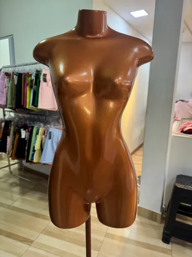 Vendo 03 manequins com suporte seminovos 