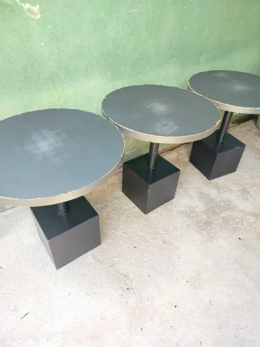Trio de mesas redondas com pés de ferro 