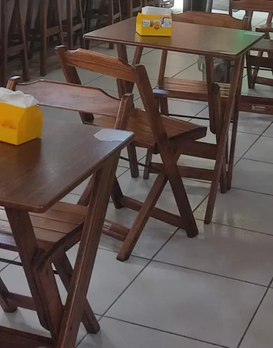Mesa em madeira maciça acompanha duas cadeiras
