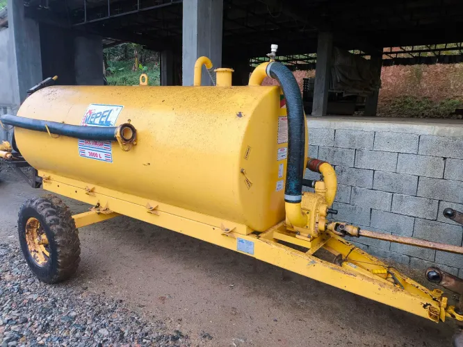 Distribuidor de adubo orgânico Mepel 