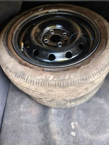 Rodas aro 14 Fiat com pneus e calotas