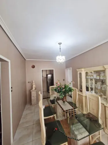 CONJUNTO MESA DE JANTAR E CRISTALEIRA 