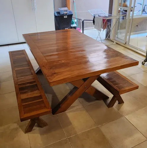 Mesa externa para ótimos momentos com amigos e família.