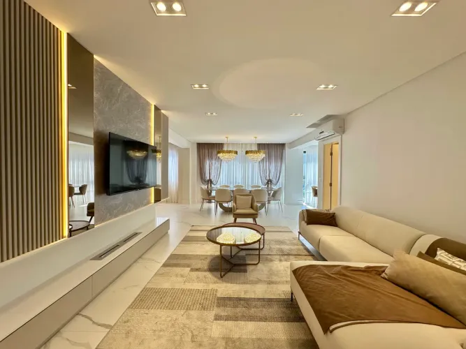 APARTAMENTO QUADRA MAR FINAMENTE MOBILIADO EM MEIA PRAIA