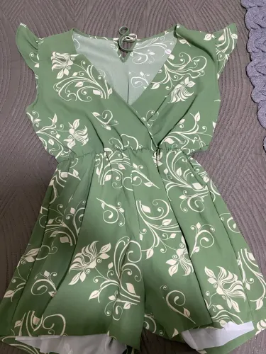 Macaquinho curto verde com estampa floral em tons claros