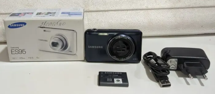 Câmera Samsung ES95 Preta (NÃO LIGA - Para Conserto ou Retirada de Peças).