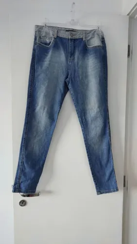 Calça Jeans Feminina Marfino Tamanho 44.Com Elastano Cintura 40cm sem Esticar;Altura 96cm.
