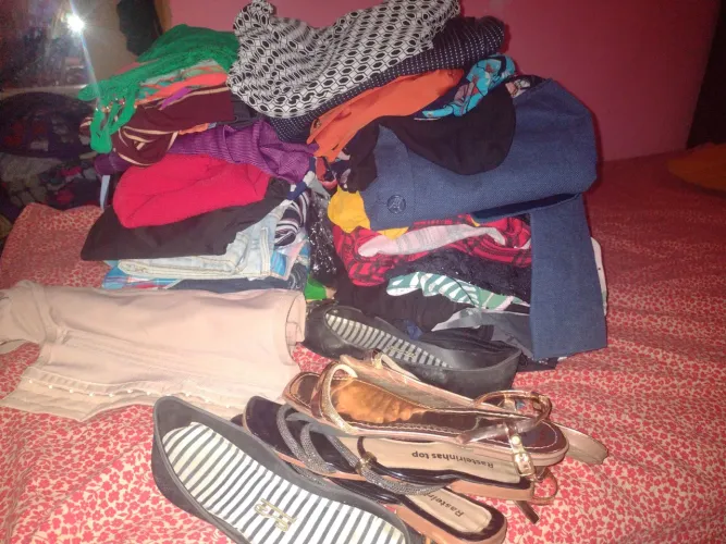 Fardo com 40 peças de roupas femininas e sandálias, cinta! 