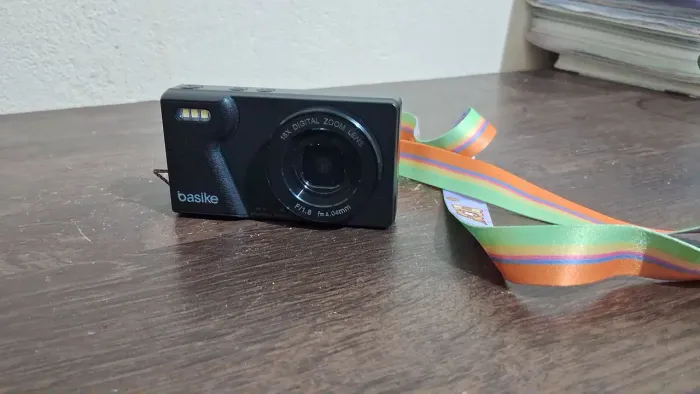 Câmera digital Basike com acessórios (com defeito/apenas decorativa)
