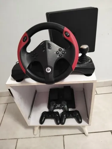 PS4+VOLANTE COMPLETO+3CONTROLES ACEITO TROCAS NAO VENDO SEPARADO SO VENDO O QUIT COMPLETO