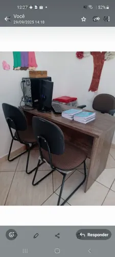 Mesa de escritório com duas cadeiras