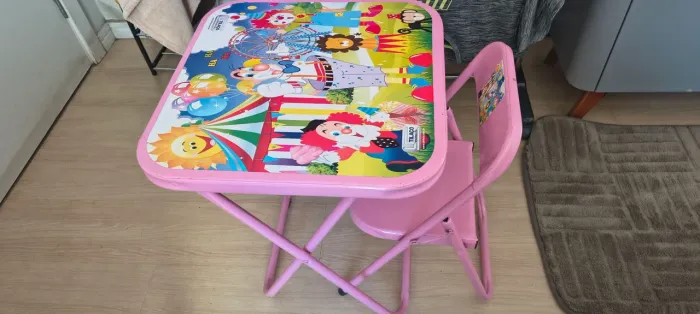 Cadeirinha e mesa infantil
