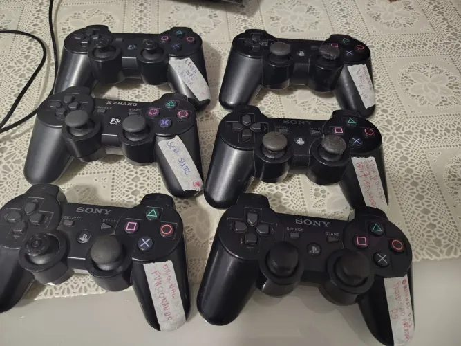 Lote de controles de PS3 com detalhes