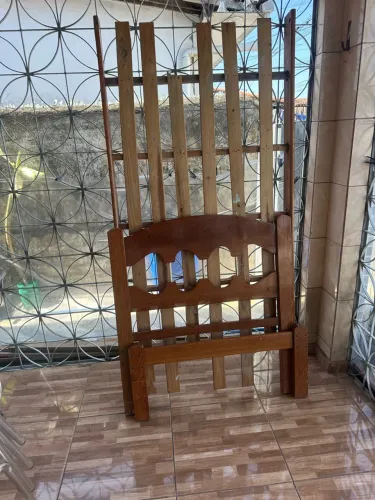 Vendo cama de solteiro, de madeira legítima 