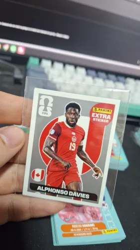 FIGURINHA EXTRA STICKER - ALPHONSO DAVIES PRATA - ORIGINAL PANINI 