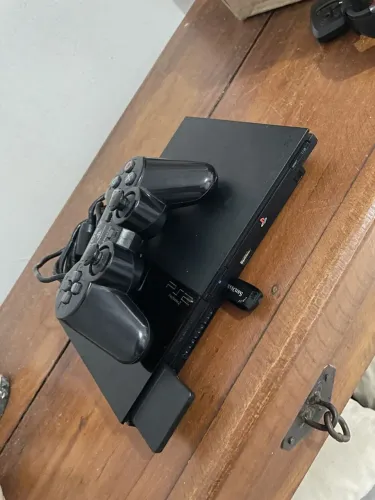 PlayStation 2 com 3 jogos manete e memory card e os cabos