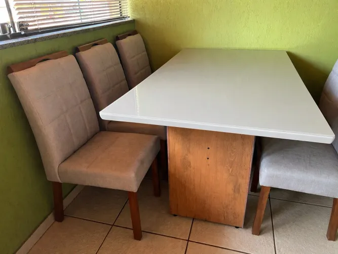 Mesa com 6 cadeiras