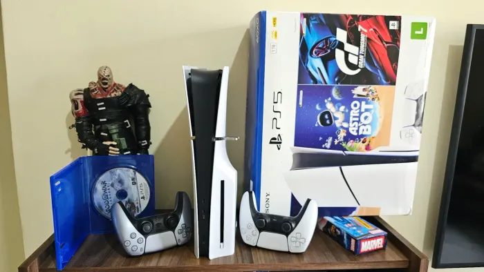 PS5 SLIM LEITOR COM 2 CONTROLES