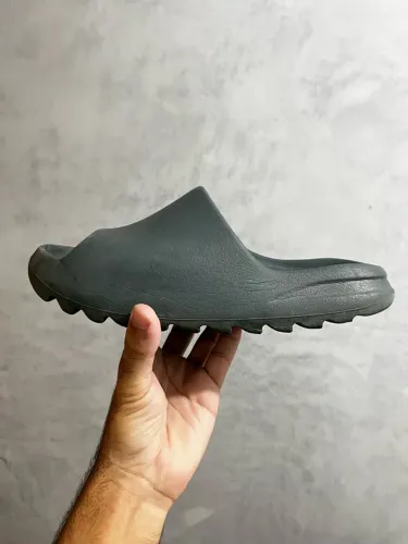 Adidas Yeezy slide tamanho 40