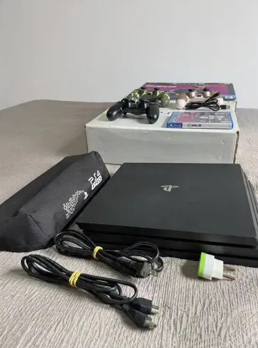 PS4 Pro 1TB na Caixa + 3 clControles + Cabos + Jogo + Capa Anti-Poeira (Perfeito Estado)