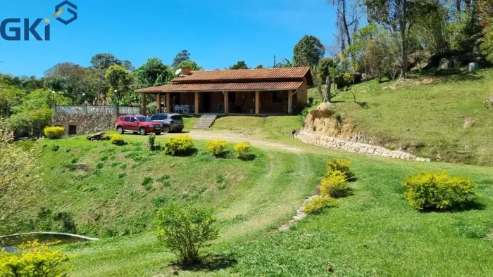 Encantadora Chácara à Venda com Lago Privativo