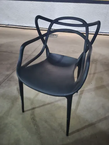 Cadeira de polipropileno preta - modelo Allegra